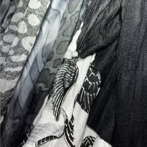 NWT Donni Angel Charm Wings Black & White Scarf